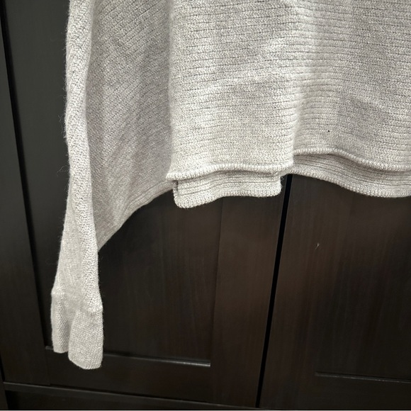 Aritzia Wilfred Free Naomi Cropped Wool Turtleneck Gray Sweater Size Medium - Picture 7 of 11